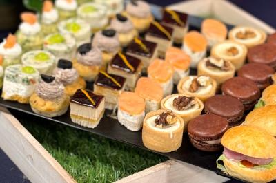 Un kayakiste pagaye sur une rivière calme entourée de végétation et de falaises verdoyantes.