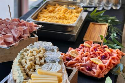 Un kayakiste pagaye sur une rivière calme entourée de végétation et de falaises verdoyantes.