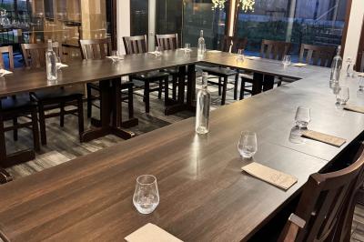 Un kayakiste pagaye sur une rivière calme entourée de végétation et de falaises verdoyantes.