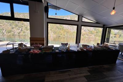 Un kayakiste pagaye sur une rivière calme entourée de végétation et de falaises verdoyantes.