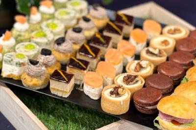 Miniature Location salle Caloire (Loire) - Domaine du Moulin #10 Salle de réunion avec tables en bois disposées en U, chaises, carafes d'eau et verres, éclairée par des lumières extérieures.