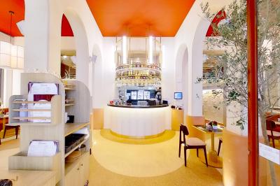 Tartelette garnie de fraises fraîches disposées en rosace sur une crème blanche, avec un fond saupoudré de sucre.