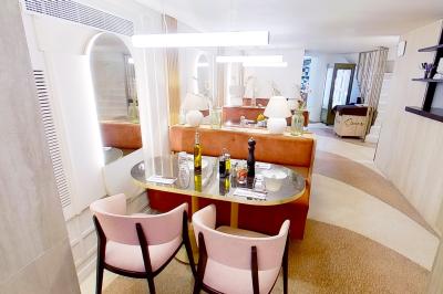 Tartelette garnie de fraises fraîches disposées en rosace sur une crème blanche, avec un fond saupoudré de sucre.