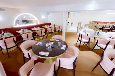 Tartelette garnie de fraises fraîches disposées en rosace sur une crème blanche, avec un fond saupoudré de sucre.