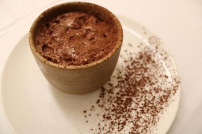 Tartelette garnie de fraises fraîches disposées en rosace sur une crème blanche, avec un fond saupoudré de sucre.