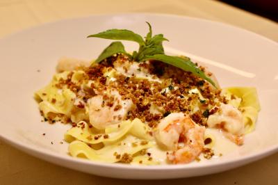 Tartelette garnie de fraises fraîches disposées en rosace sur une crème blanche, avec un fond saupoudré de sucre.