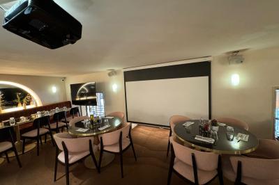 Tartelette garnie de fraises fraîches disposées en rosace sur une crème blanche, avec un fond saupoudré de sucre.