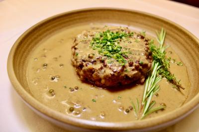 Tartelette garnie de fraises fraîches disposées en rosace sur une crème blanche, avec un fond saupoudré de sucre.