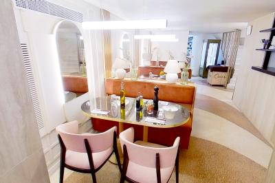 Trois verres d'Aperol Spritz garnis de glaçons et d'oranges, alignés sur un comptoir de bar.