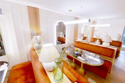 Trois verres d'Aperol Spritz garnis de glaçons et d'oranges, alignés sur un comptoir de bar.