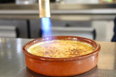 Trois verres d'Aperol Spritz garnis de glaçons et d'oranges, alignés sur un comptoir de bar.