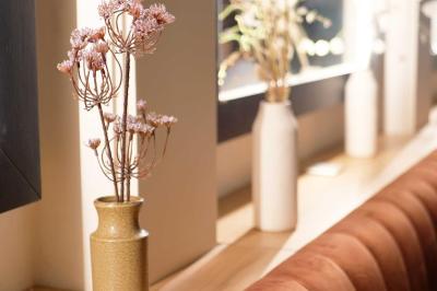 Trois verres d'Aperol Spritz garnis de glaçons et d'oranges, alignés sur un comptoir de bar.