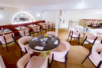 Trois verres d'Aperol Spritz garnis de glaçons et d'oranges, alignés sur un comptoir de bar.