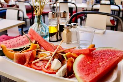 Trois verres d'Aperol Spritz garnis de glaçons et d'oranges, alignés sur un comptoir de bar.