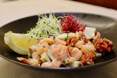 Trois verres d'Aperol Spritz garnis de glaçons et d'oranges, alignés sur un comptoir de bar.