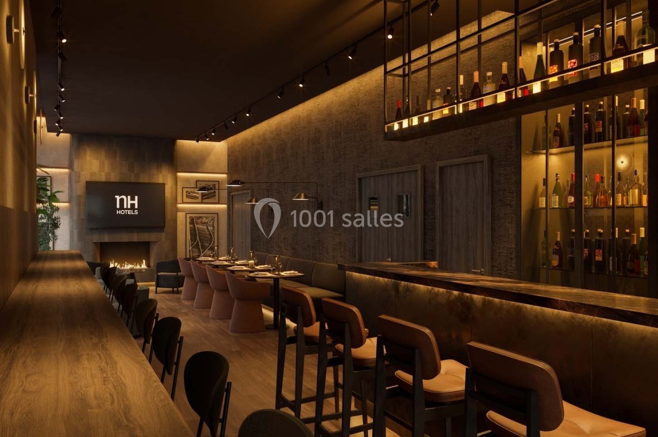 Salle de restaurant moderne avec éclairage tamisé, bar en bois, étagères à bouteilles et tables élégamment dressées.