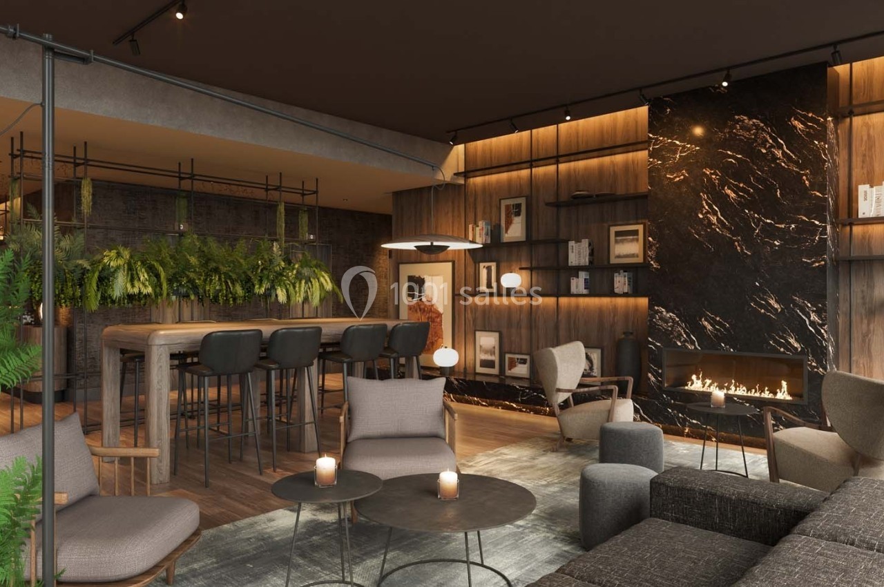 Salon moderne avec cheminée, mobilier en bois et tissu, bar avec tabourets, plantes suspendues et éclairage tamisé.