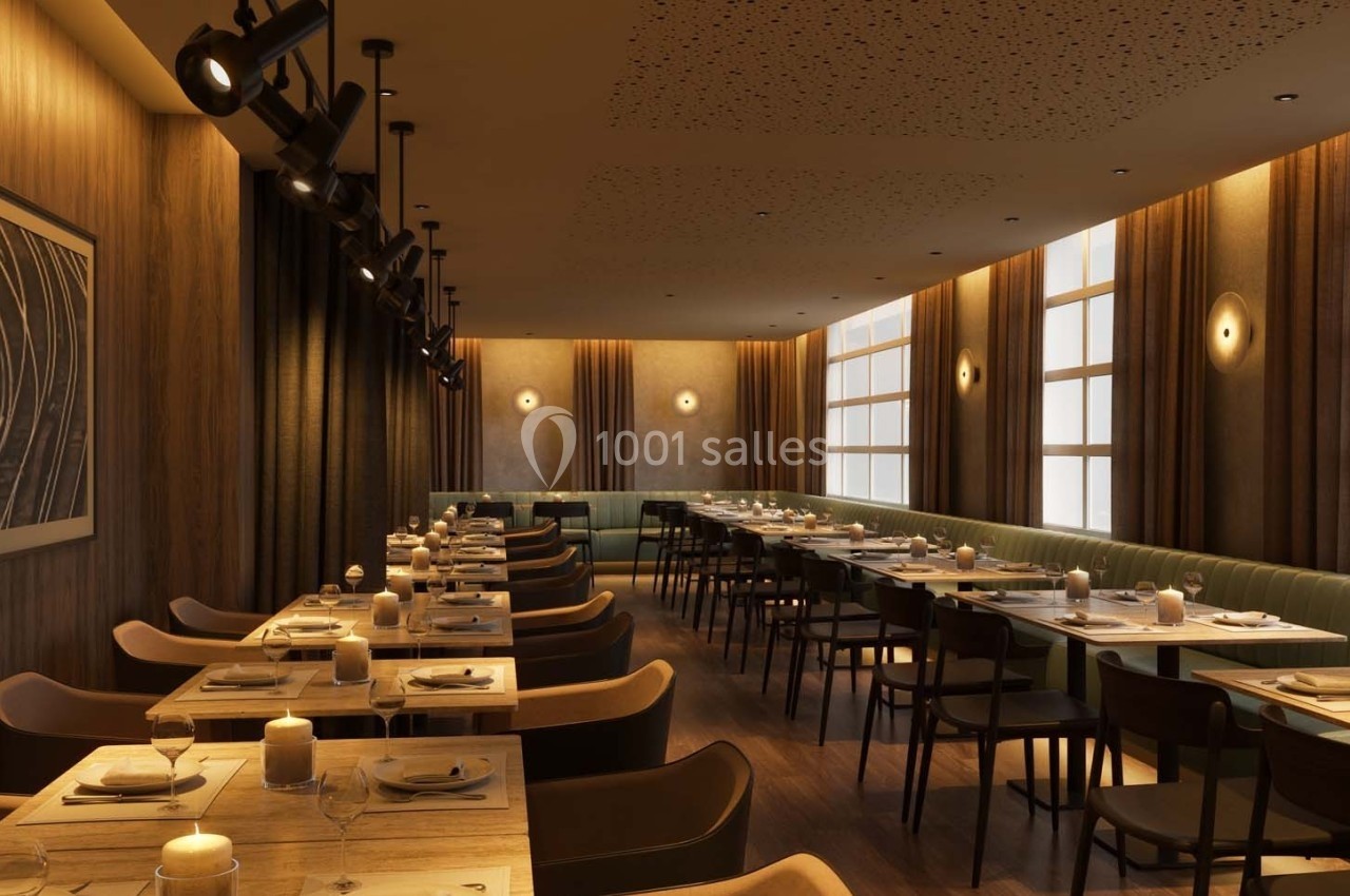 Salle de restaurant élégante avec tables dressées, éclairage tamisé et grandes fenêtres laissant entrer la lumière.