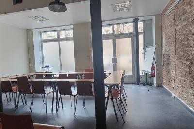 Espace de fabrication équipé de machines et rangements, avec un décor minimaliste et des murs blancs.