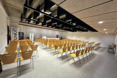 Espace de fabrication équipé de machines et rangements, avec un décor minimaliste et des murs blancs.