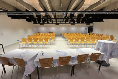 Espace de fabrication équipé de machines et rangements, avec un décor minimaliste et des murs blancs.