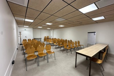 Espace de fabrication équipé de machines et rangements, avec un décor minimaliste et des murs blancs.