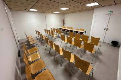 Espace de fabrication équipé de machines et rangements, avec un décor minimaliste et des murs blancs.