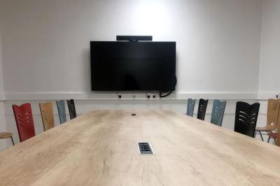 Espace de fabrication équipé de machines et rangements, avec un décor minimaliste et des murs blancs.