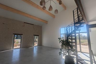 Miniature Location salle Saint-Génis-des-Fontaines (Pyrénées-Orientales) - Mas Puig #10 Vue aérienne d'une maison en pierre avec piscine, jardin, terrasse et espaces verts environnants.