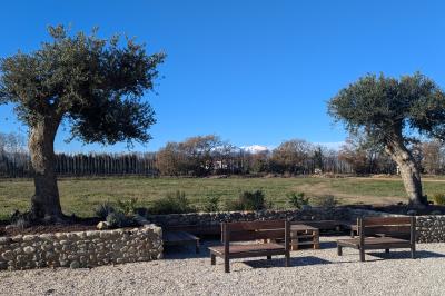 Miniature Location salle Saint-Génis-des-Fontaines (Pyrénées-Orientales) - Mas Puig #15 Vue aérienne d'une maison en pierre avec piscine, jardin, terrasse et espaces verts environnants.
