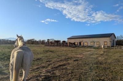 Miniature Location salle Saint-Génis-des-Fontaines (Pyrénées-Orientales) - Mas Puig #19 Vue aérienne d'une maison en pierre avec piscine, jardin, terrasse et espaces verts environnants.