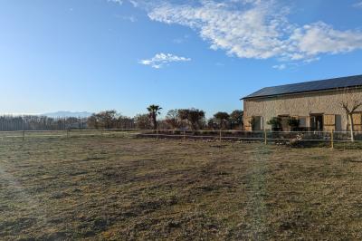 Miniature Location salle Saint-Génis-des-Fontaines (Pyrénées-Orientales) - Mas Puig #20 Vue aérienne d'une maison en pierre avec piscine, jardin, terrasse et espaces verts environnants.