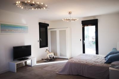 Miniature Location salle Saint-Génis-des-Fontaines (Pyrénées-Orientales) - Mas Puig #29 Vue aérienne d'une maison en pierre avec piscine, jardin, terrasse et espaces verts environnants.