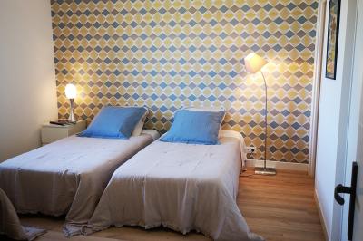 Miniature Location salle Saint-Génis-des-Fontaines (Pyrénées-Orientales) - Mas Puig #30 Vue aérienne d'une maison en pierre avec piscine, jardin, terrasse et espaces verts environnants.