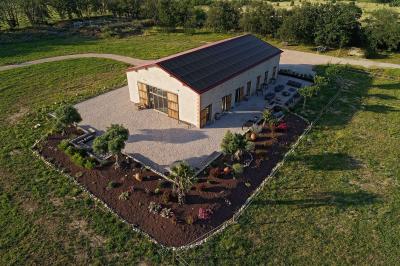 Miniature Location salle Saint-Génis-des-Fontaines (Pyrénées-Orientales) - Mas Puig #2 Vue aérienne d'une maison en pierre avec piscine, jardin, terrasse et espaces verts environnants.