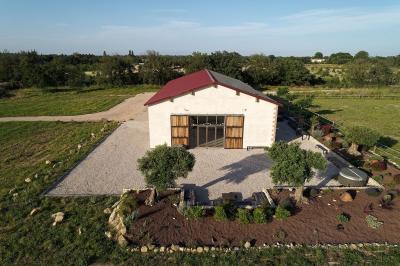 Miniature Location salle Saint-Génis-des-Fontaines (Pyrénées-Orientales) - Mas Puig #18 Vue aérienne d'une maison en pierre avec piscine, jardin, terrasse et espaces verts environnants.