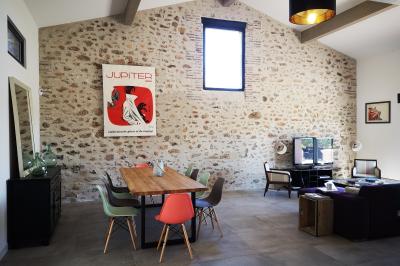 Miniature Salon salle à manger du gîte Vue aérienne d'une maison en pierre avec piscine, jardin, terrasse et espaces verts environnants.