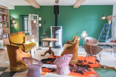 Collection de jouets anciens représentant des cuisinières miniatures et une balance rétro sur une étagère.