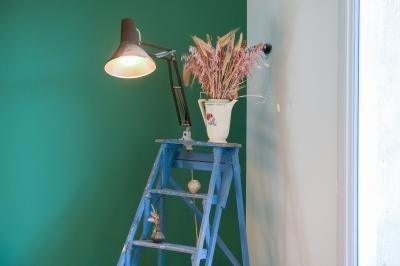 Collection de jouets anciens représentant des cuisinières miniatures et une balance rétro sur une étagère.