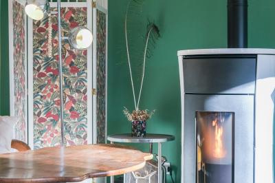 Collection de jouets anciens représentant des cuisinières miniatures et une balance rétro sur une étagère.