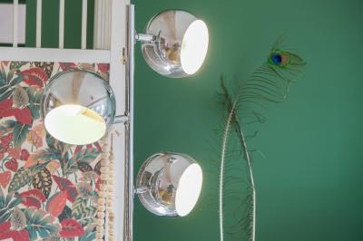 Collection de jouets anciens représentant des cuisinières miniatures et une balance rétro sur une étagère.