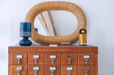 Collection de jouets anciens représentant des cuisinières miniatures et une balance rétro sur une étagère.