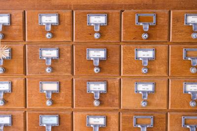 Collection de jouets anciens représentant des cuisinières miniatures et une balance rétro sur une étagère.