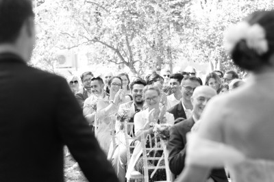 Collection de jouets anciens représentant des cuisinières miniatures et une balance rétro sur une étagère.