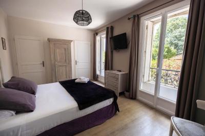 Collection de jouets anciens représentant des cuisinières miniatures et une balance rétro sur une étagère.