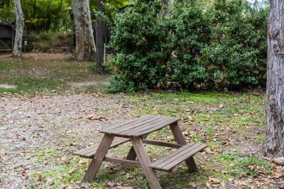 Collection de jouets anciens représentant des cuisinières miniatures et une balance rétro sur une étagère.