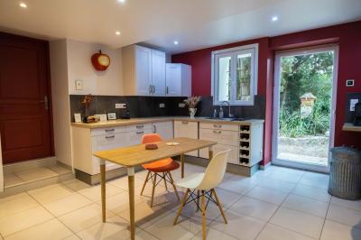 Collection de jouets anciens représentant des cuisinières miniatures et une balance rétro sur une étagère.