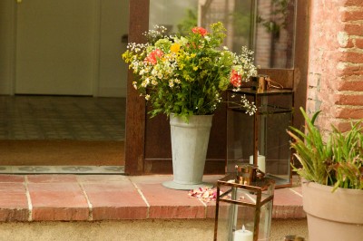 Collection de jouets anciens représentant des cuisinières miniatures et une balance rétro sur une étagère.