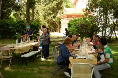 Collection de jouets anciens représentant des cuisinières miniatures et une balance rétro sur une étagère.