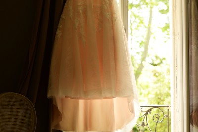 Collection de jouets anciens représentant des cuisinières miniatures et une balance rétro sur une étagère.